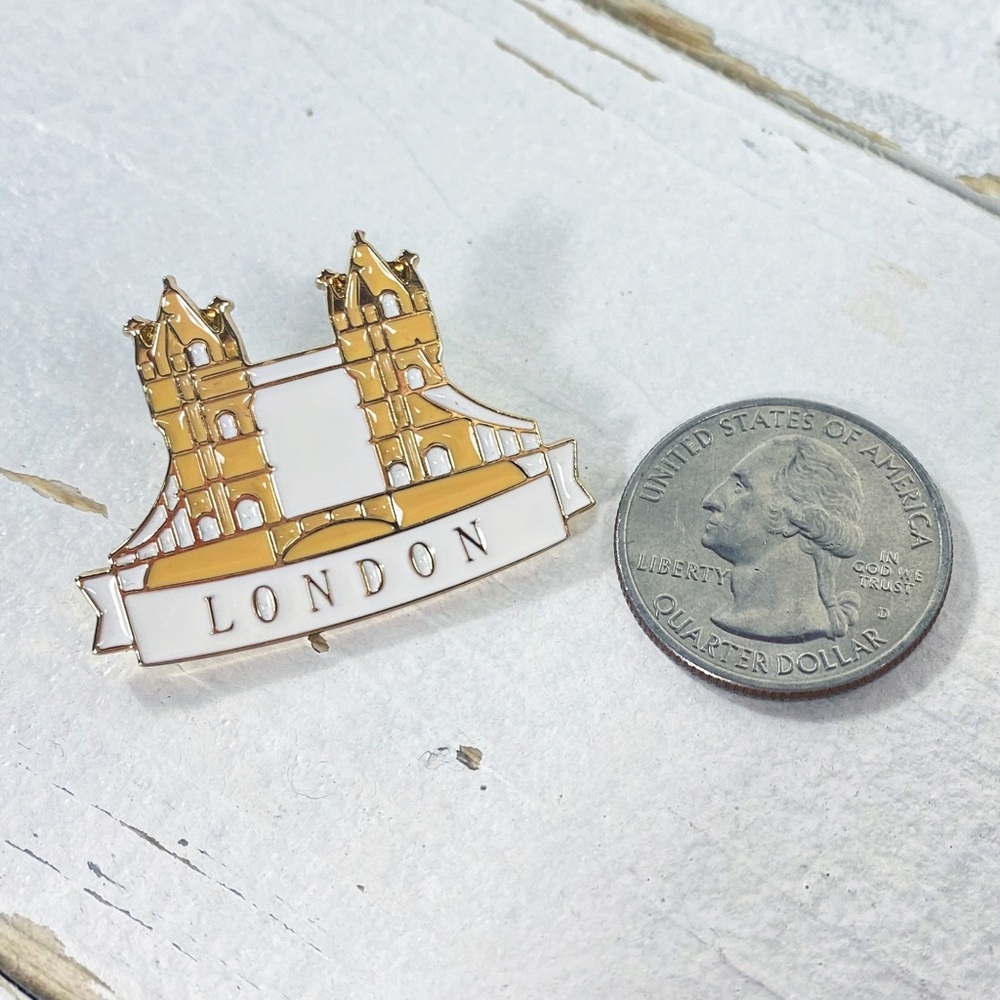 |SOLD| Rare Burberry London Bridge Collectible Lapel Pin - Picture 2 of 5